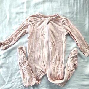 Kyte BABY bamboo zippered footies/pajamas 6-12M Blush pink